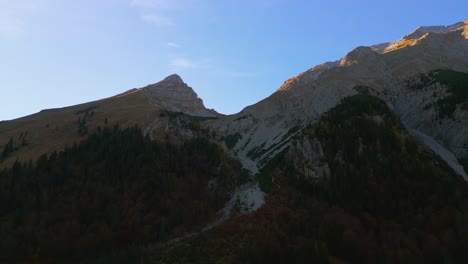 Primeros-Planos-De-Los-Picos-Montañosos-De-Los-Alpes-En-Austria-Tirol-Con-Románticos-Y-Pintorescos-Prados-De-Hierba-Verde-Y-Arces-En-El-Paisaje-Natural