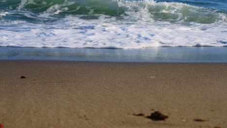 Calm-ocean-waves-crashing-on-the-shore