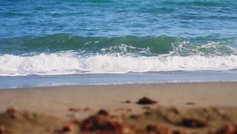 Soft-ocean-waves-with-blurred-foreground