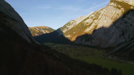 Picos-De-Las-Montañas-Del-Valle-De-Los-Alpes-En-Austria-Tirol-Con-Románticos-Y-Pintorescos-Prados-De-Hierba-Verde-Y-Arces-En-El-Paisaje-Natural