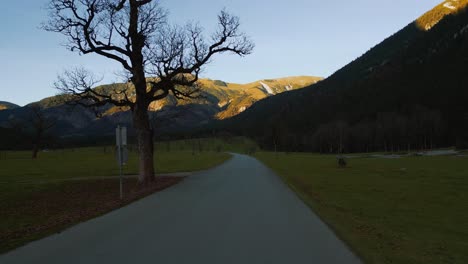 Punto-De-Vista-De-Conducción-De-Automóviles-En-Los-Picos-De-Las-Montañas-Del-Valle-De-Los-Alpes-En-Austria-Tirol-Con-Caminos-Románticos-Y-Pintorescos-En-El-Paisaje-Natural-De-Otoño