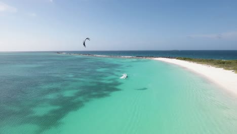 Kiter-Volando-Sobre-Aguas-Turquesas-Mar-Caribe-Isla-Crasqui,-Los-Roques