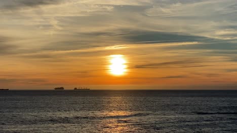 Tropischer-Sonnenuntergang-Seelandschaft-Mit-Einem-Boot