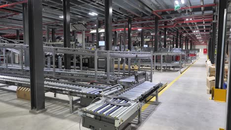 Parcels-move-on-conveyor-belt-in-empty-automated-sorting-center