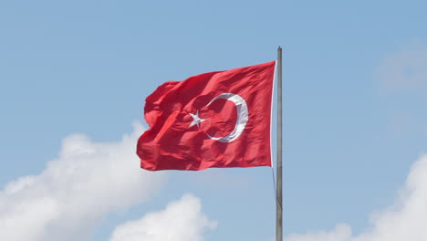 Türkische-Flagge-Flattert-An-Einem-Sonnigen-Und-Windigen-Tag