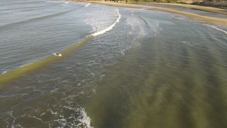 Surfista-Aislado-E-Irreconocible-Practicando-En-Aguas-Oceánicas-De-La-Playa-De-La-Pedrera-En-Uruguay