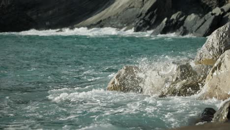 Meereswellen,-Die-Gegen-Die-Felsen-Und-Die-Küste-Italiens-Brechen