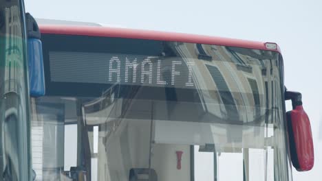 Autobús-Con-Signo-De-Amalfi-Por-Un-Tablero-De-Visualización-De-Destino-Electrónico