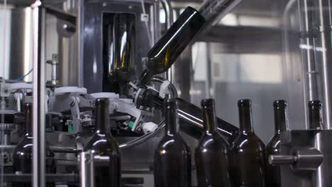 Botellas-De-Vidrio-Vacías-En-Maquinaria-En-La-Línea-De-Producción-De-La-Fábrica