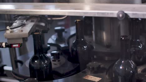 Weinproduktionslinie---Nicht-Etikettierte-Weinflaschen,-Die-Sich-Auf-Dem-Förderband-In-Der-Weinabfüllmaschine-Bewegen