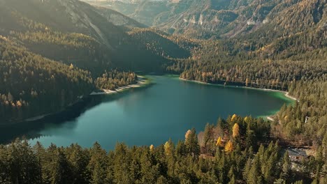 Vista-De-Drones-En-Un-Pequeño-Lago-En-Medio-Del-Bosque,-Dolomitas-En-Los-Alpes-Italianos-En-Temporada-De-Invierno