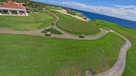 Drohnen-FPV-Aufnahme-Des-Golfplatzes-Los-Corales-Mit-Meerblick,-Punta-Cana