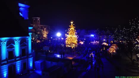 Beauty-of-Kaunas-city-Christmas-tree-2022,-aerials-ascend-view
