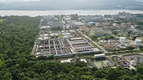Instalación-De-Tratamiento-De-Aguas-Residuales-En-Tai-Po,-Hong-Kong,-Sedimentación-Primaria-Y-Final,-Instalación-De-Digestión-De-Lodos,-Vista-Aérea