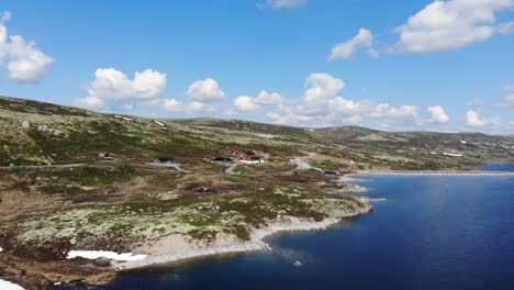 Drohnenaufnahmen-Einer-Hütte-In-Norwegischer-Berglandschaft