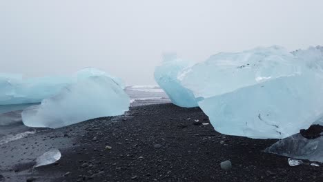Caminando-Entre-Grandes-Trozos-De-Hielo-Glaciar-Lavados-En-Black-Diamond-Beach-En-El-Sur-De-Islandia