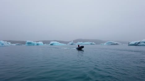 Barco-Zodiac-Pasando-Icebergs-En-La-Laguna-Glaciar-Jokusarlon-En-El-Sur-De-Islandia