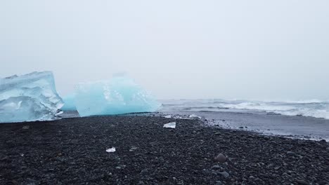 Caminando-Entre-Grandes-Trozos-De-Hielo-Glaciar-Lavados-En-Black-Diamond-Beach-En-El-Sur-De-Islandia