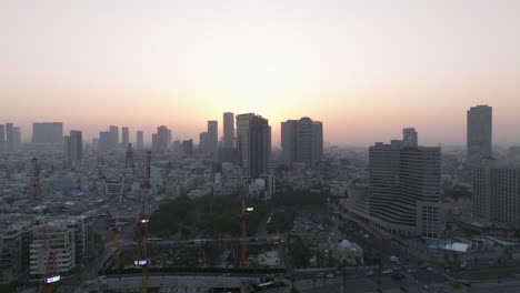 Die-Küste-Von-Tel-Aviv-Bei-Sonnenaufgang-Mit-Wunderschönen-Ruhigen-Wassern-Des-Mittelmeers,-Hotels-Am-Wasser-Und-Leichtem-Sonnenaufflackern