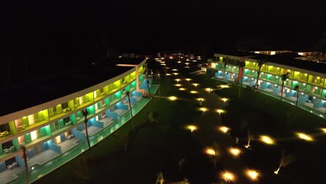 Touristische-Versuchung-Miches-Resort-Nachts-Beleuchtet-In-Der-Dominikanischen-Republik---Drohnenaufnahme-Aus-Der-Luft
