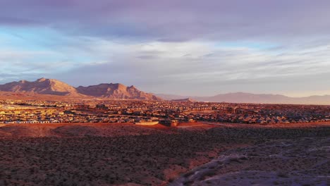 Verlassen-Red-Rock-Canyon-Mit-Luftbild-Nach-Norden-Und-Las-Vegas-Vororten