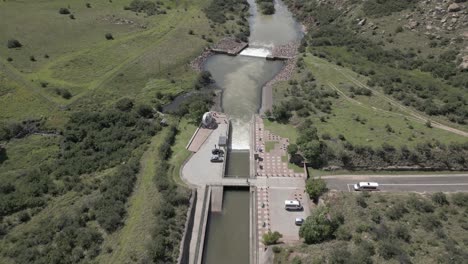 Abfluss-Des-Staudamms:-Wasser-Tritt-Aus-Einer-Riesigen-Unterirdischen-Pipeline-Aus