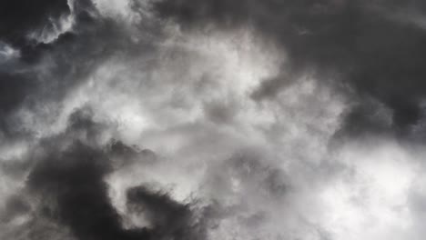 Dramatischer-Blick-Auf-Ein-Gewitter-In-Einem-Grauen-Himmel