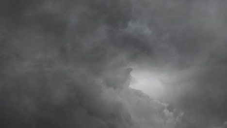 Dramáticas-Condiciones-De-Nubes-Oscuras-Y-Tormentas-Eléctricas-En-El-Cielo