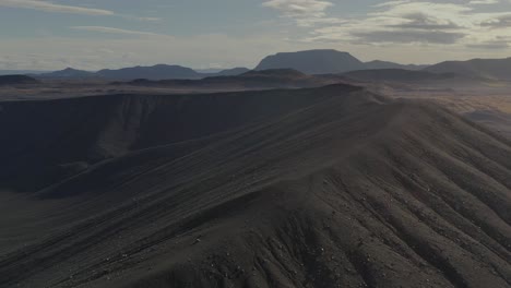 Vuelo-Cinematográfico-Sobre-Volcanes-Hverfjall-De-Ceniza-Negra-Con-Cráter-Durante-Un-Día-Soleado-En-Islandia