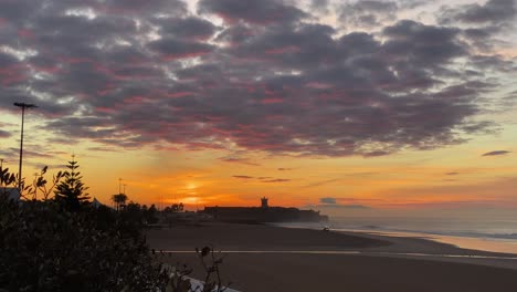 Wunderschöner-Malerischer-Sonnenuntergang-Mit-Sonnenstrahlen,-Die-Durch-Die-Wolken-über-Dem-Strand-Scheinen
