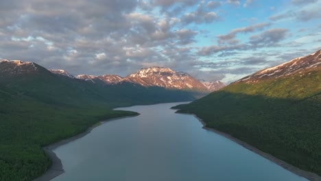 Vista-Tranquila-Del-Lago-Eklutna-Con-Montañas-Cubiertas-De-Nieve-En-Anchorage,-Alaska