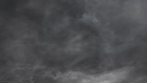Nubes-Grises-Oscuras-Y-Tormentas-Eléctricas-Durante-Los-Cambios-Climáticos