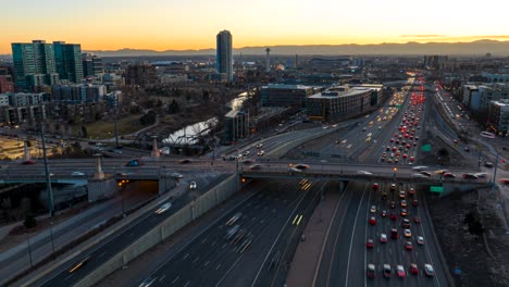 Luftzeitraffer-Des-Verkehrs-In-Denver,-Colorado-Bei-Sonnenuntergang