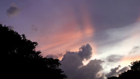 Sunset-clouds-at-San-Jose,-Costa-Rica-with-God-rays,-Looking-up-shot