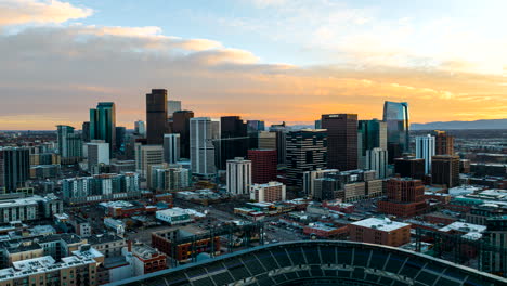 Luftzeitraffer-Von-Denver,-Colorado-Bei-Sonnenuntergang