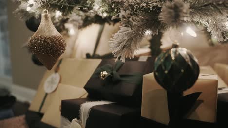 Fokus-Ziehen-Sie-Von-Ornamenten-An-Einem-Weihnachtsbaum-Zu-Den-Geschenken-Unter-Dem-Baum