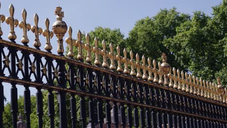 Filmaufnahmen-Von-Den-Toren-Des-Buckingham-Palace