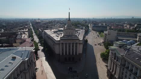 Luftaufnahme-Des-Bürohauses-Der-Nationalversammlung-Von-Bulgarien-In-Der-Hauptstadt-Sofia,-Gebäude-Und-Straßen,-Drohnenaufnahme