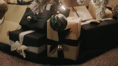 Konzentrieren-Sie-Sich-Von-Geschenken-Unter-Einem-Weihnachtsbaum-Auf-Ein-Einzelnes-Ornament,-Das-Am-Baum-Hängt