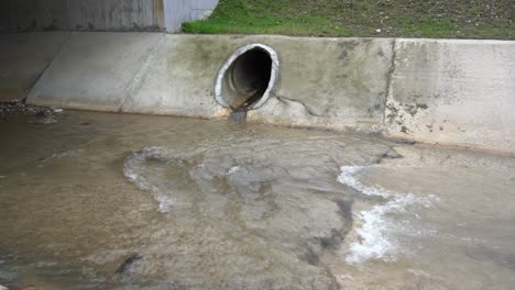 Flujo-De-Agua-Contaminada-En-El-Canal-Que-Recolecta-Desechos-Y-Contaminación-Del-área-Industrial