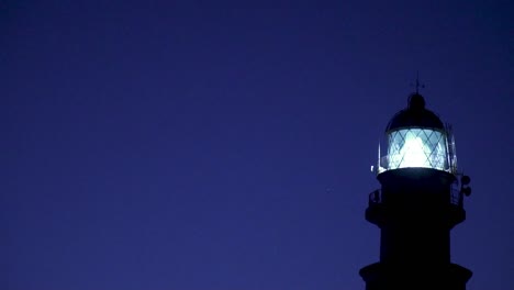 Schuss-Des-Beleuchteten-Leuchtturms-In-Der-Klaren-Himmelnacht-In-Cadiz
