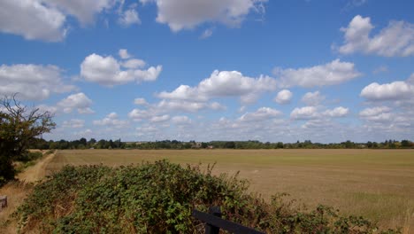 Weite-Aufnahme-Der-Britischen-Landschaft-Mit-Blauem-Himmel-Und-Leichten-Wolken