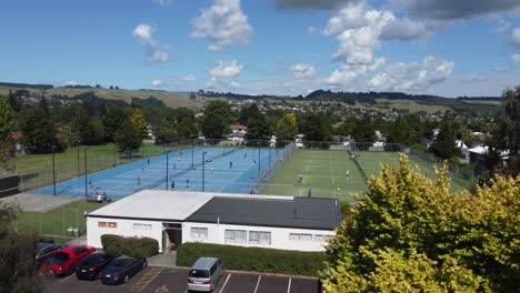 Niños-Jugando-Al-Tenis-En-El-Club-De-Rotorua,-Nueva-Zelanda