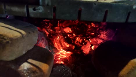 Neigen-Sie-Den-Schuss-Von-Guatemaltekischen-Tortillas-In-Einem-Traditionellen-Holzofen