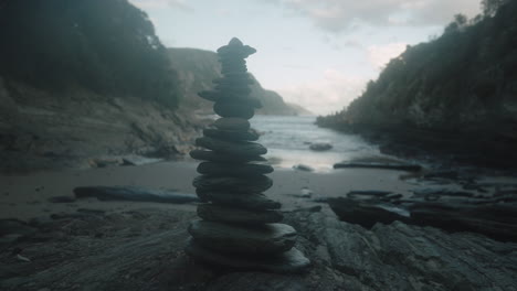 Rocks-stacked-and-balanced-on-a-wild-beach