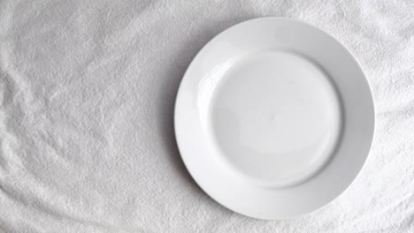 Knoblauch-Auf-Weißer-Keramikplatte-Auf-Weißem-Tischset