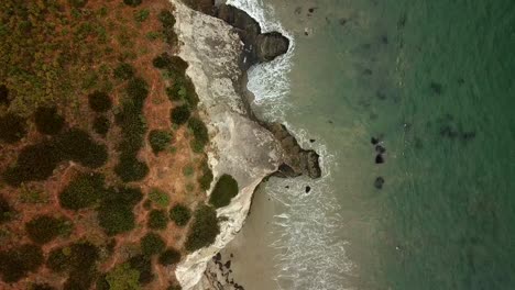 De-Arriba-Hacia-Abajo-Línea-De-La-Costa-De-La-Playa-Tiro-De-Drone