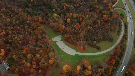 Autobahn-Herbst-Steigende-Drohnenaufnahme