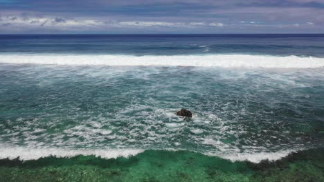 Cookinseln,-Die-Mit-Der-Drohne-Die-Wellen-Beobachten