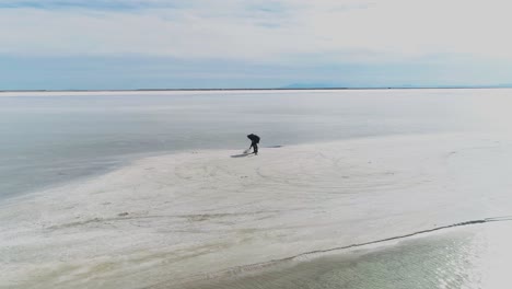 Schöne-Luftaufnahmen-Eines-Mannes-Auf-Einem-Salzsee-In-Utah
